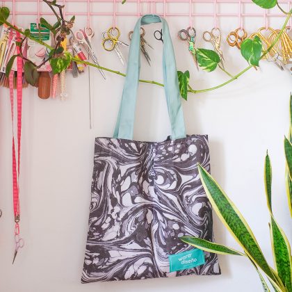 Totebag marmolado negro